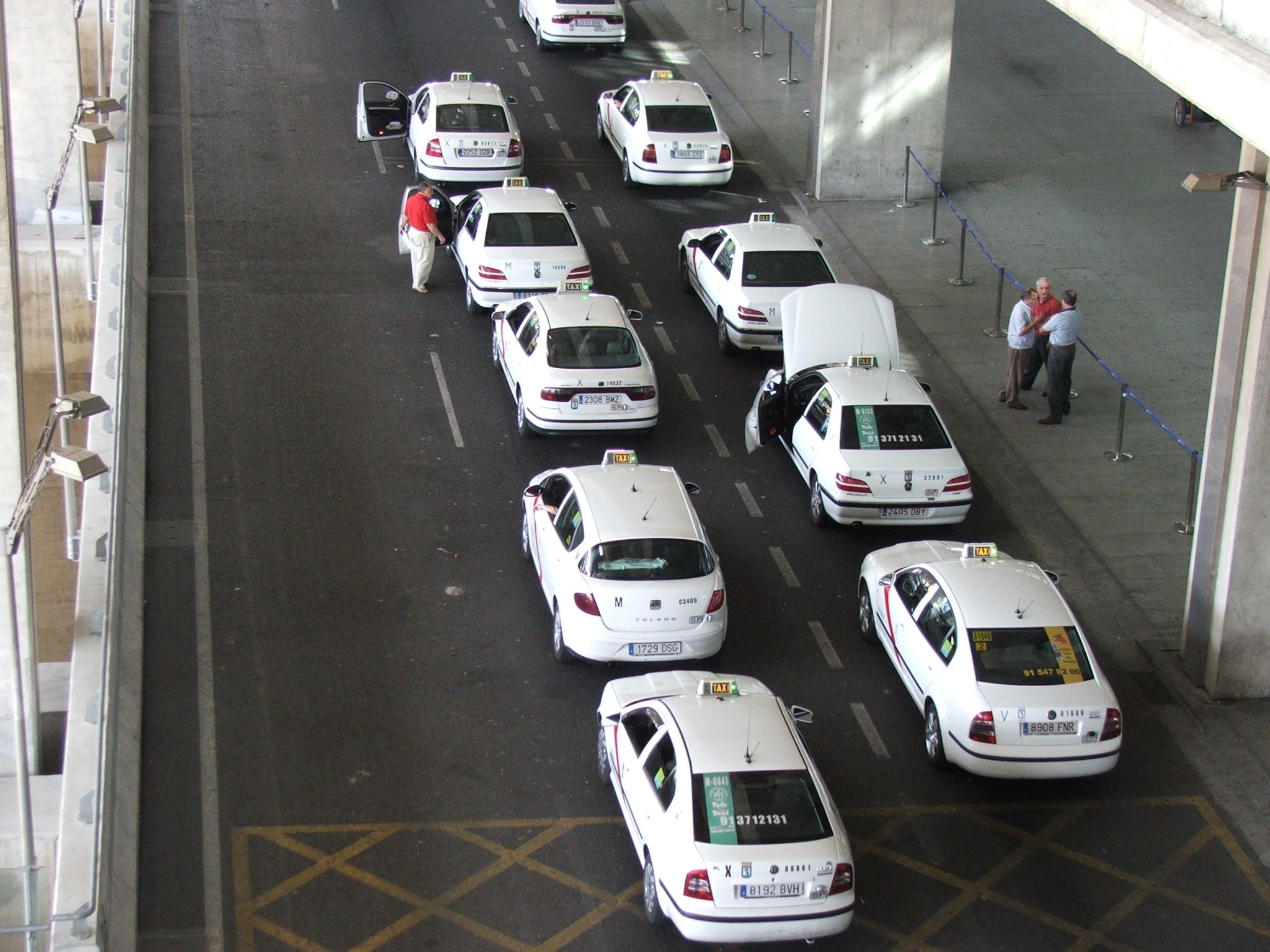Taxis_in_Barajas_Madrid_2278